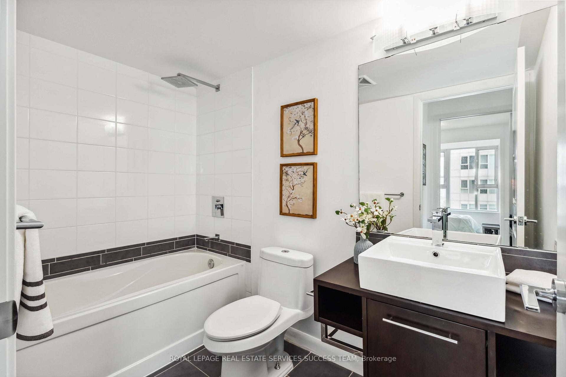 2 Bedrooms Condo at 25 Town Centre,  Toronto For sale