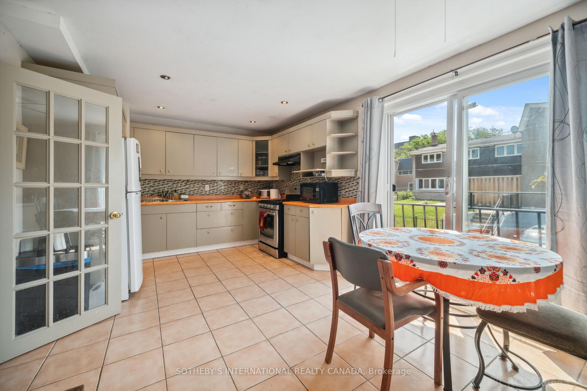4 Bedrooms Condo at 28 Enclave, Toronto For sale