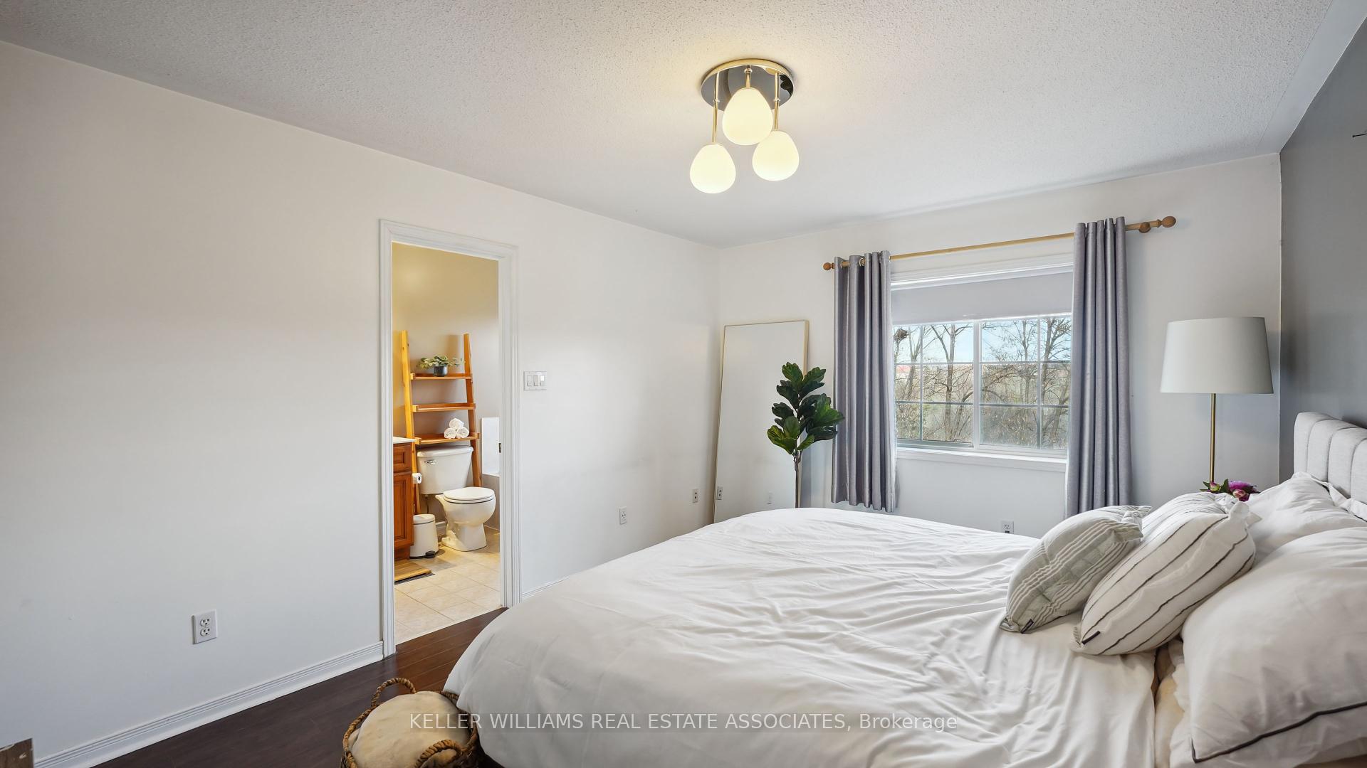 3 Bedrooms Condo at 6399 Spinnaker, Mississauga For sale