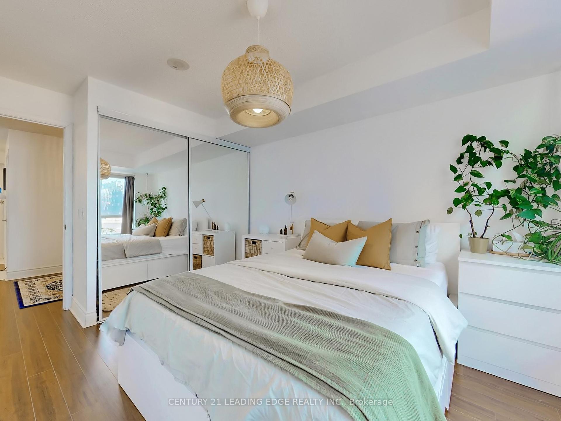 2 Bedrooms Condo at 30 Grand Trunk, Toronto For sale