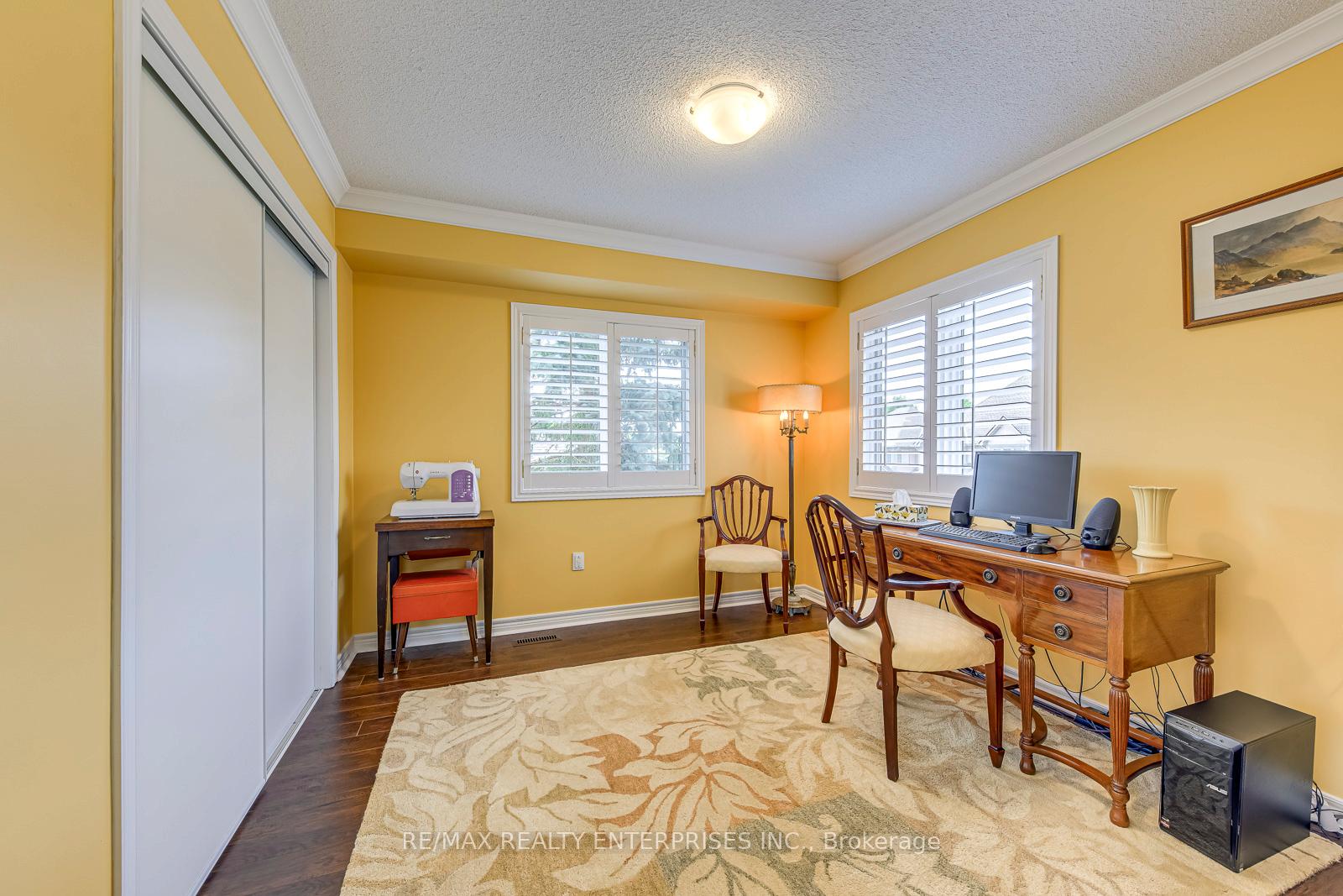 3 Bedrooms Condo at 5658 Glen Erin, Mississauga For sale