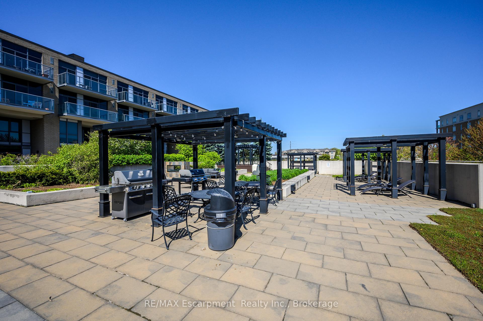 2 Bedrooms Condo at 1940 Ironstone, Burlington For sale