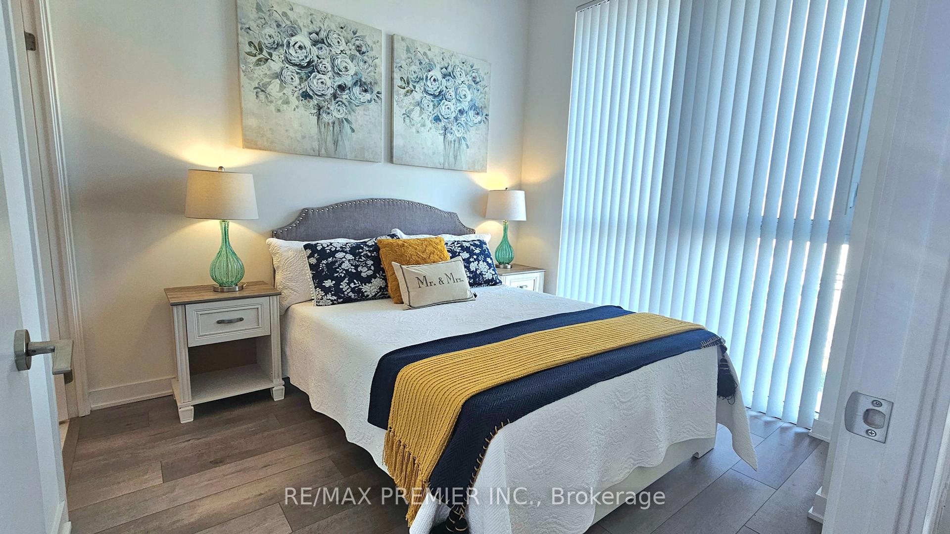 2 Bedrooms Condo at 10 Honeycrisp, Vaughan For sale