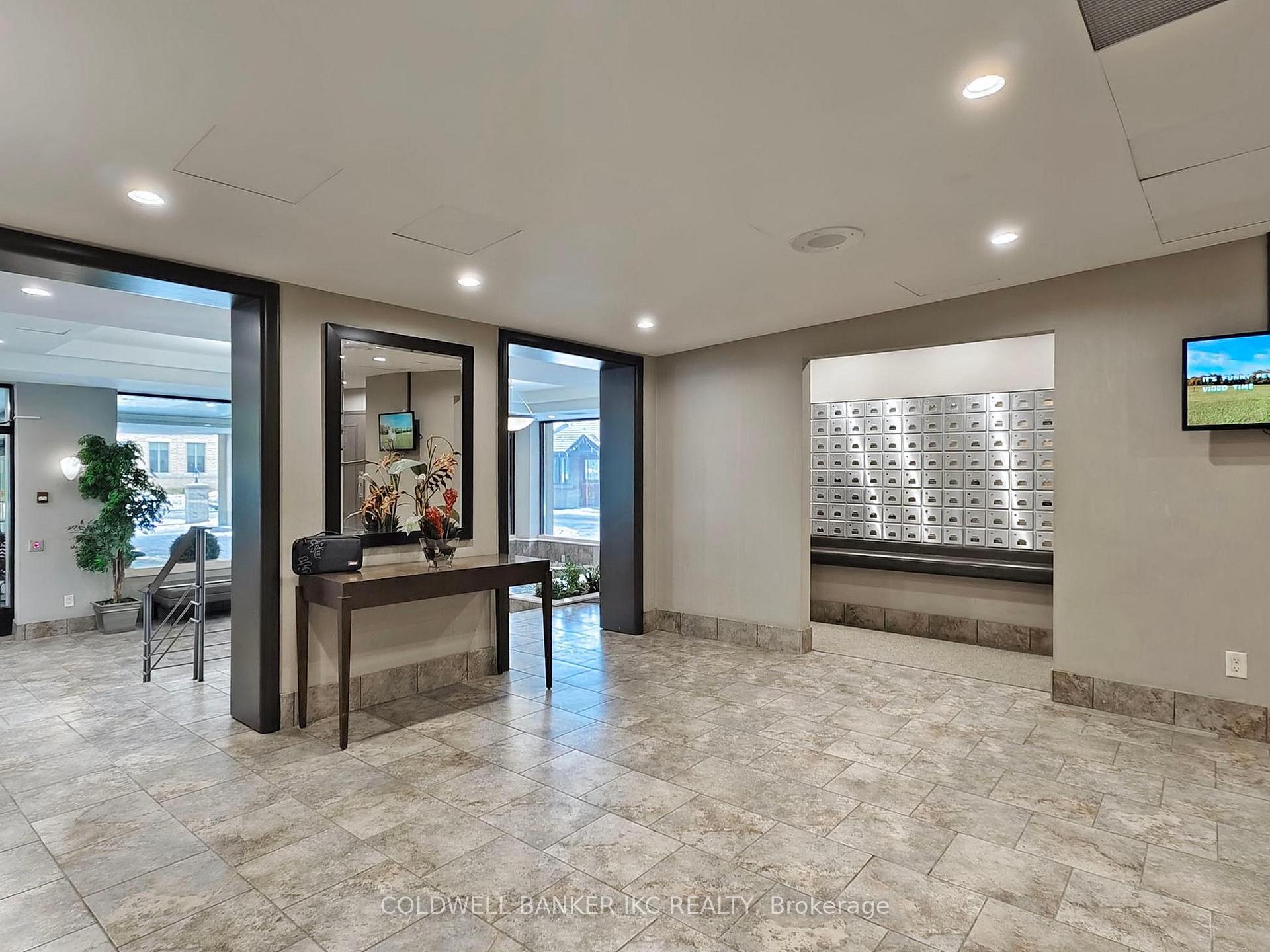 3 Bedrooms Condo at 4235 Sherwoodtowne, Mississauga For sale