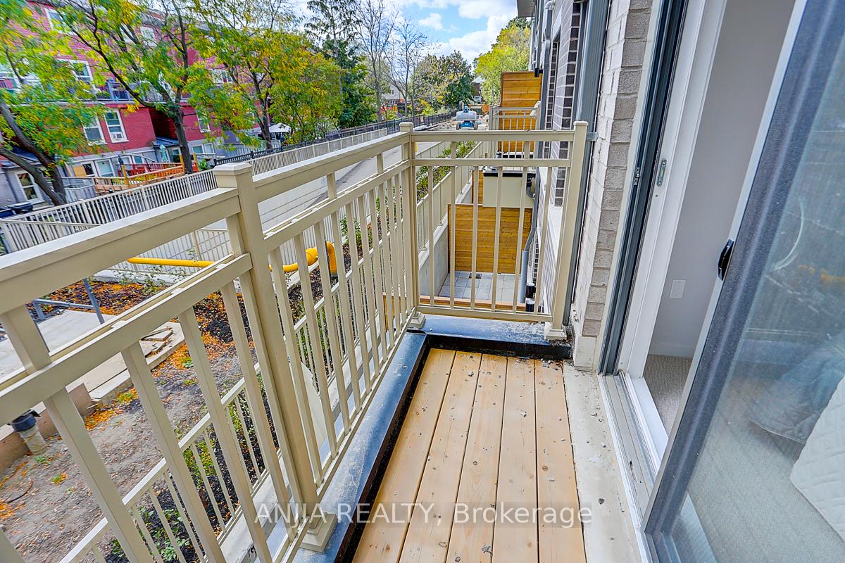 2 Bedrooms Condo at 5 William Jackson, Toronto For sale