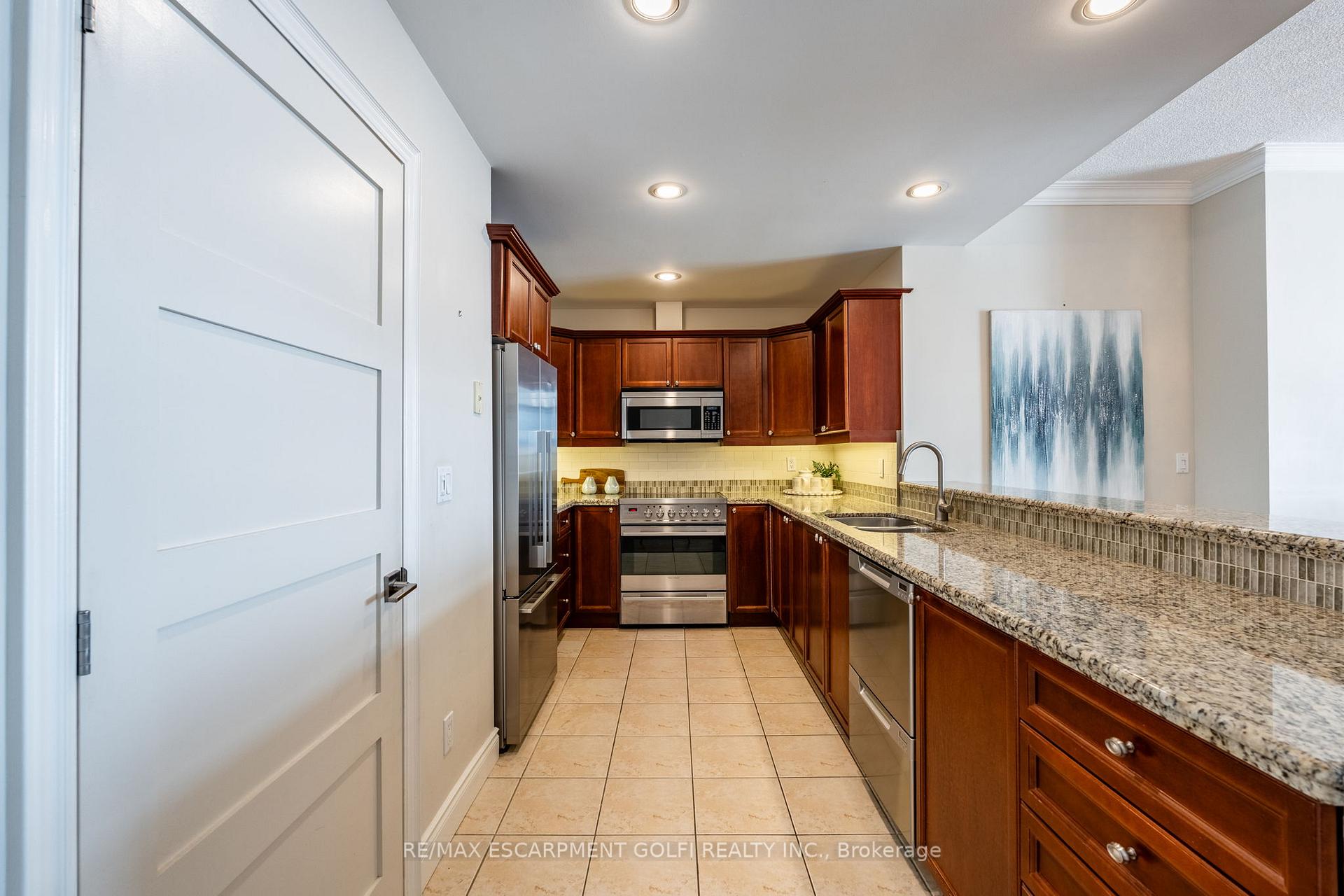 2 Bedrooms Condo at 1477 Lakeshore, Burlington For sale