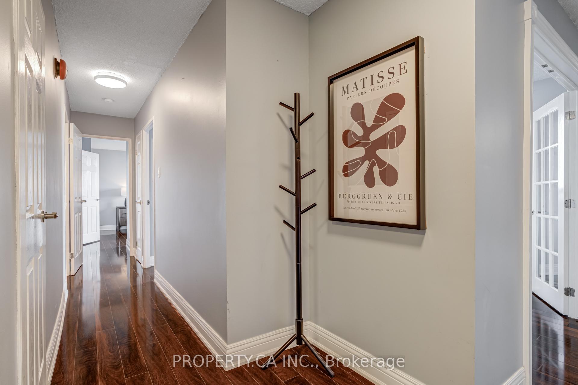 3 Bedrooms Condo at 1515 Lakeshore, Mississauga For sale