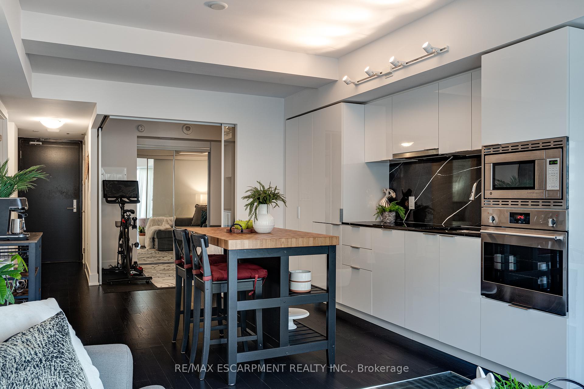 3 Bedrooms Condo at 955 BAY, Toronto For sale