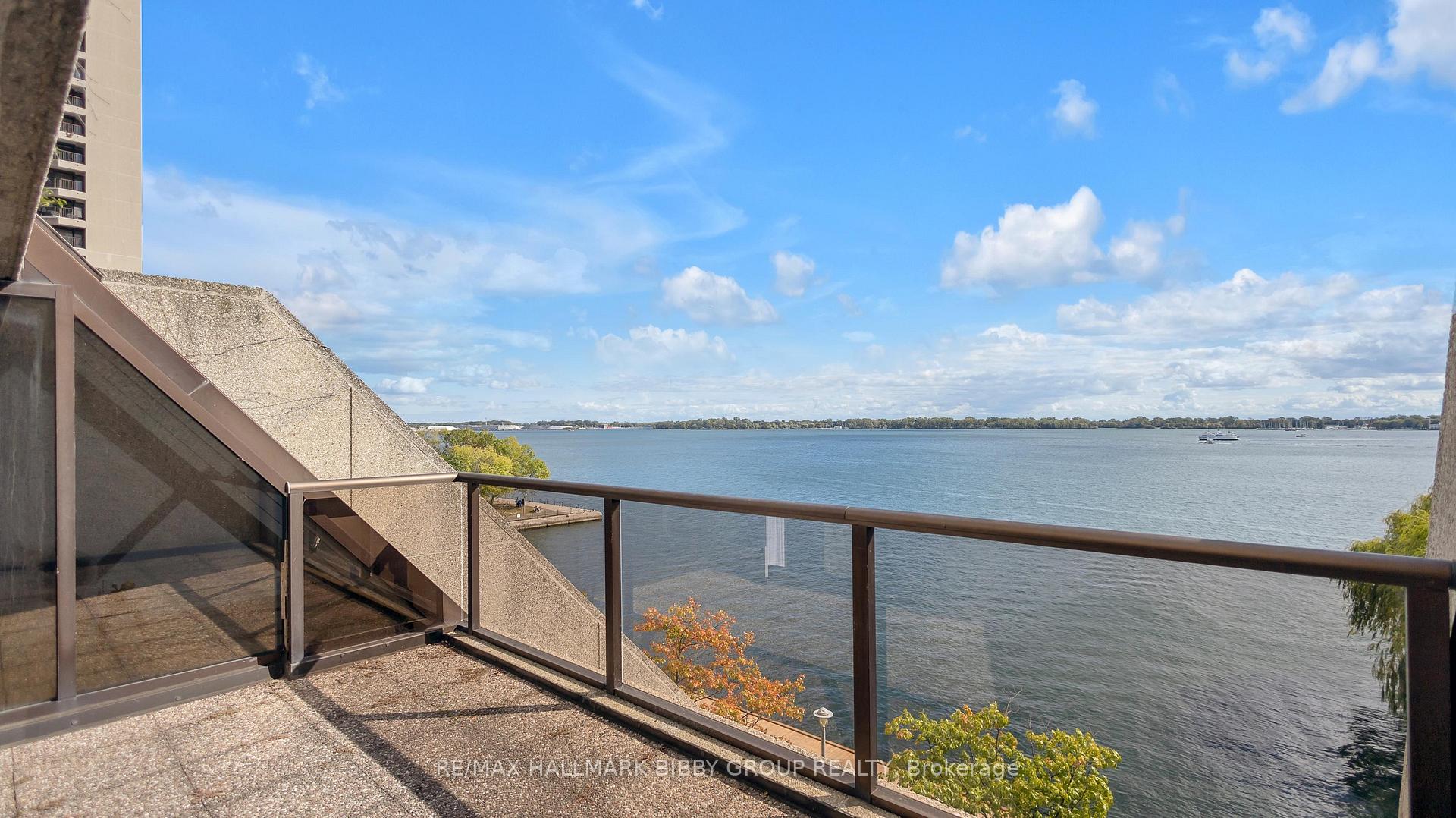 3 Bedrooms Condo at 99 Harbour, Toronto For sale