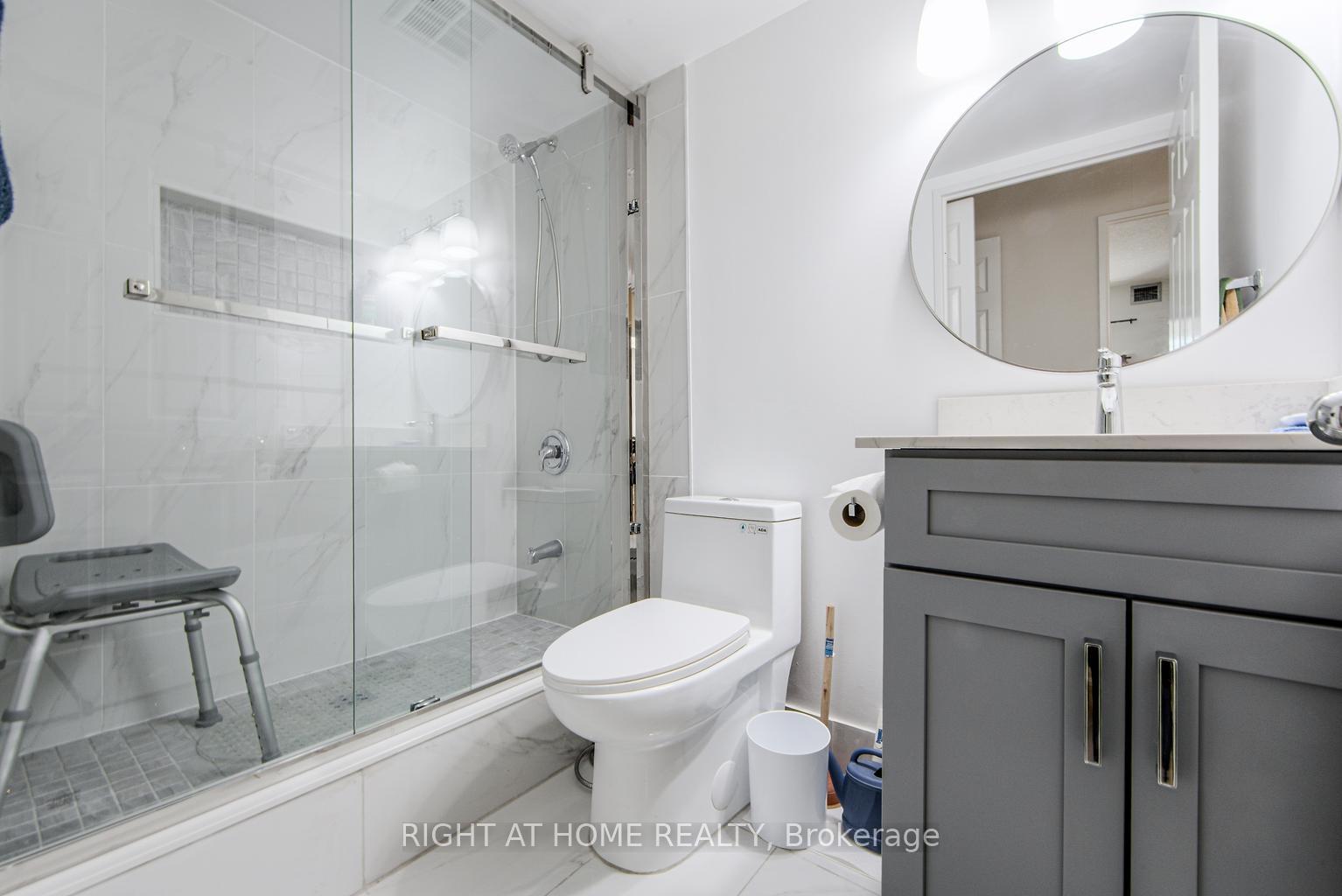 2 Bedrooms Condo at 335 Webb, Mississauga For sale