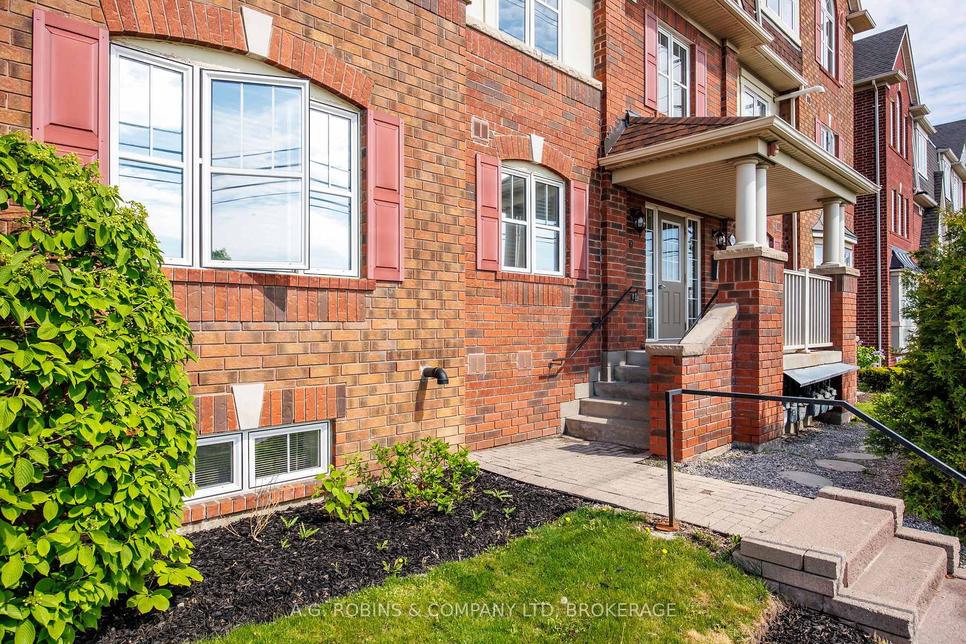 3 Bedrooms Condo at 595 Dundas, Mississauga For sale