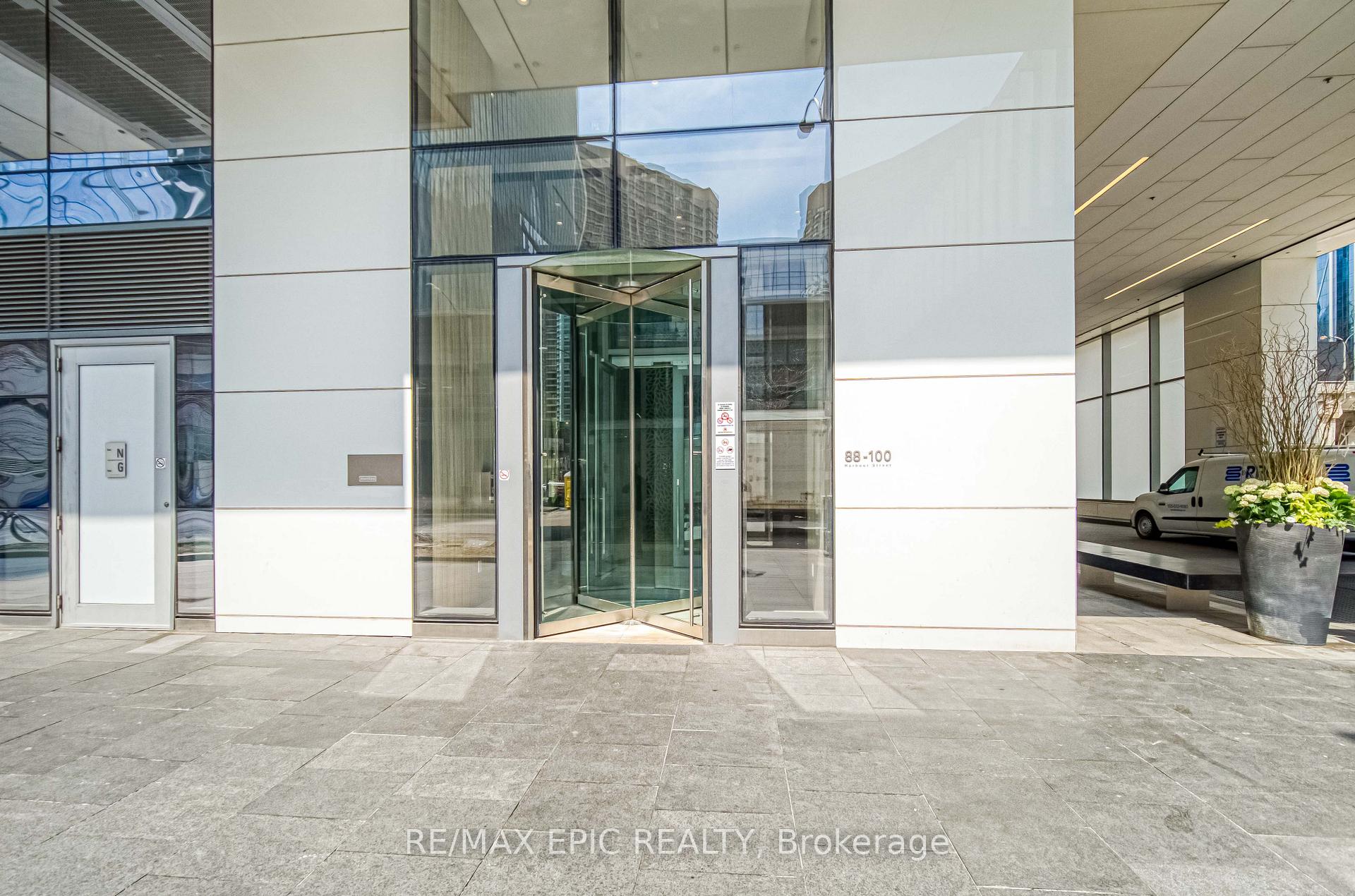 3 Bedrooms Condo at 88 Harbour,  Toronto For sale