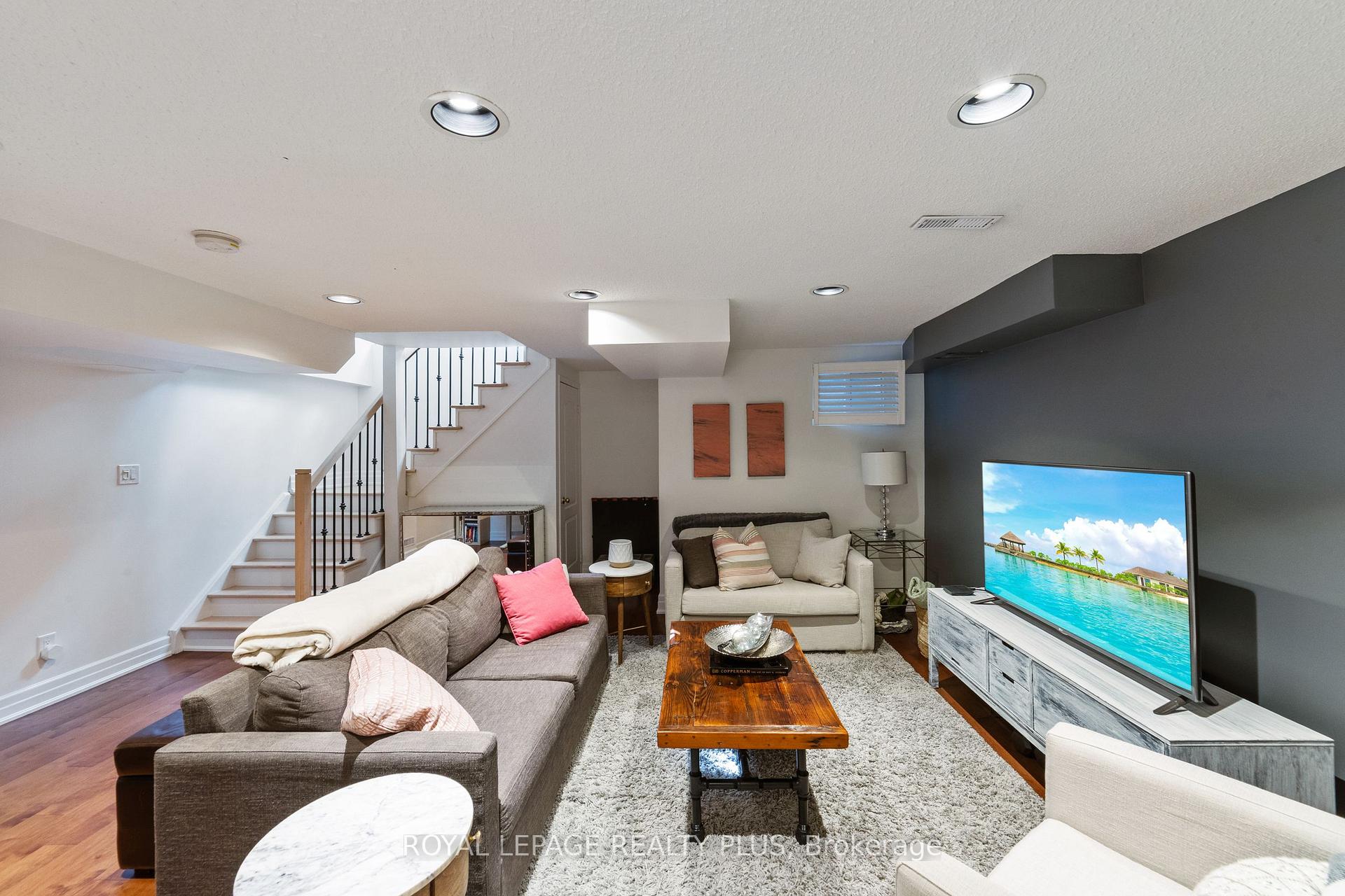 3 Bedrooms Condo at 928 Queen, Mississauga For sale