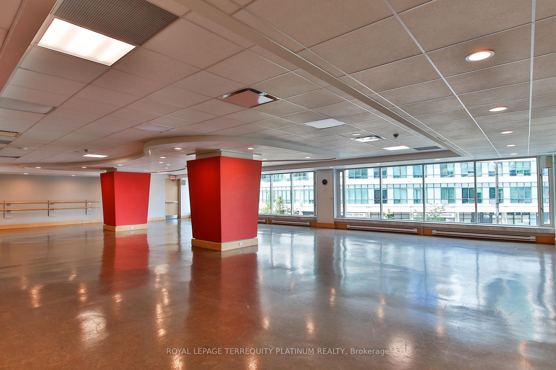 2 Bedrooms Condo at 10 Yonge, Toronto For sale