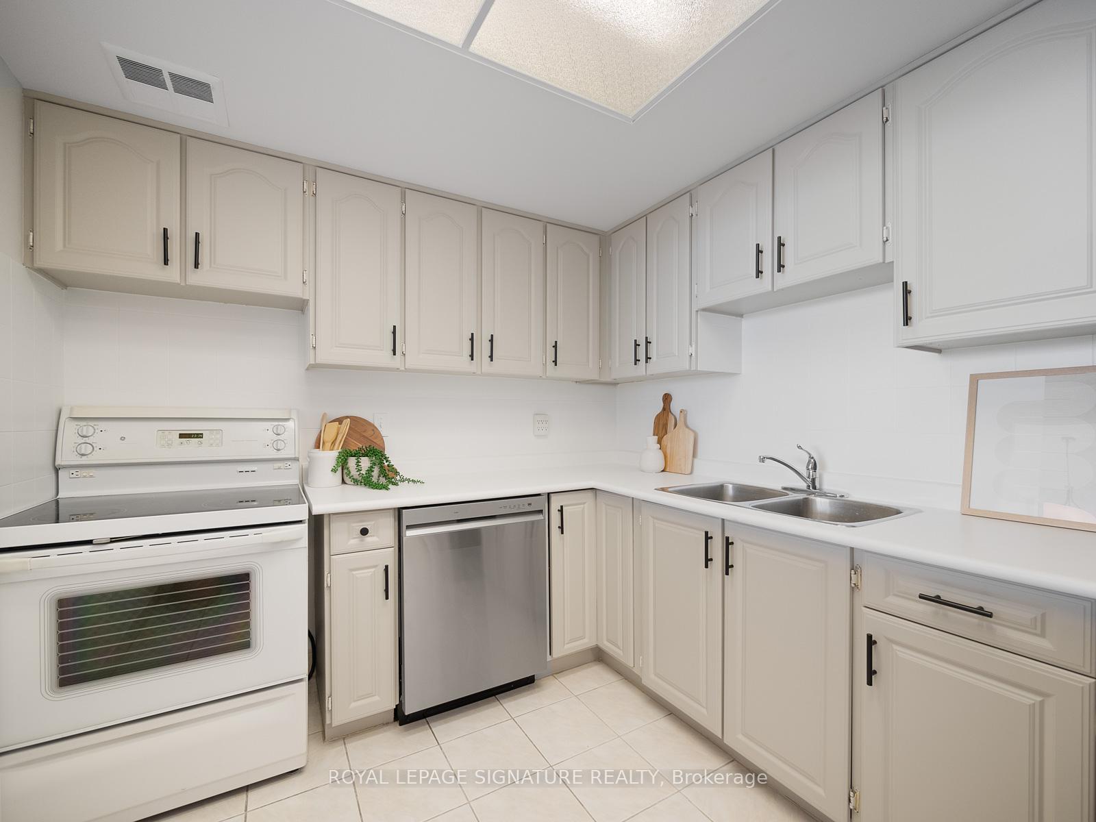 2 Bedrooms Condo at 20 Dean Park, Toronto For sale