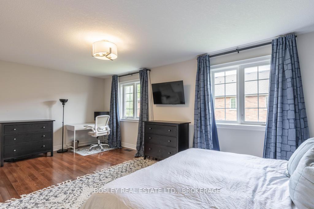 3 Bedrooms Condo at 2282 Orchard, Burlington For sale