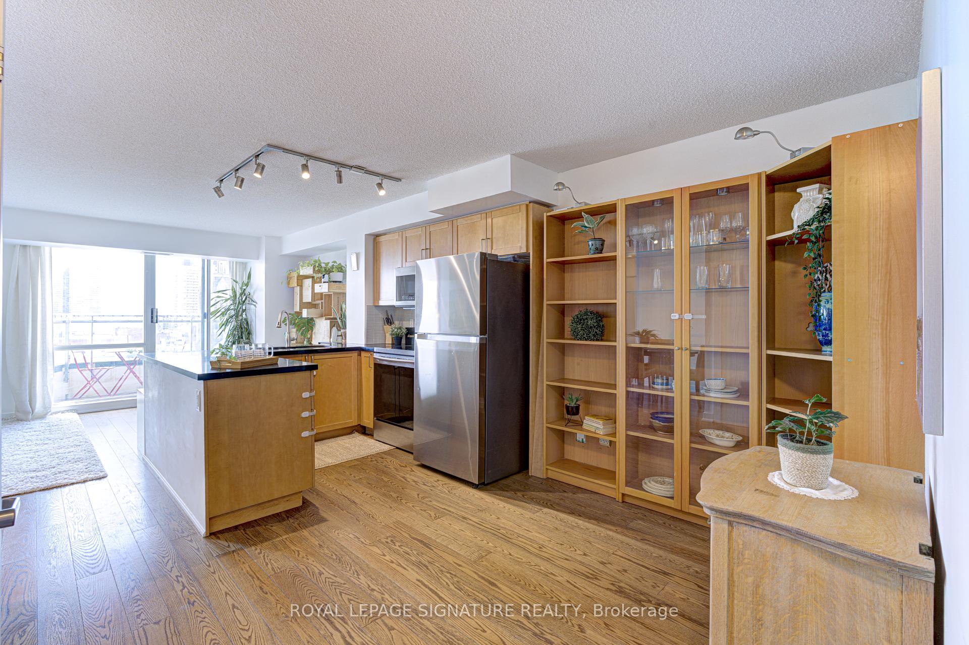 2 Bedrooms Condo at 77 Lombard, Toronto For sale