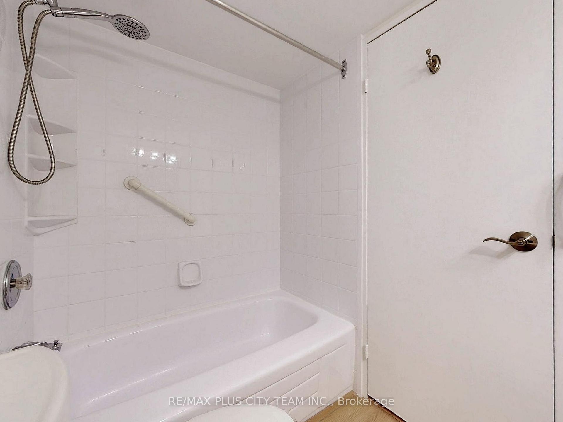 3 Bedrooms Condo at 6500 Montevideo,  Mississauga For sale