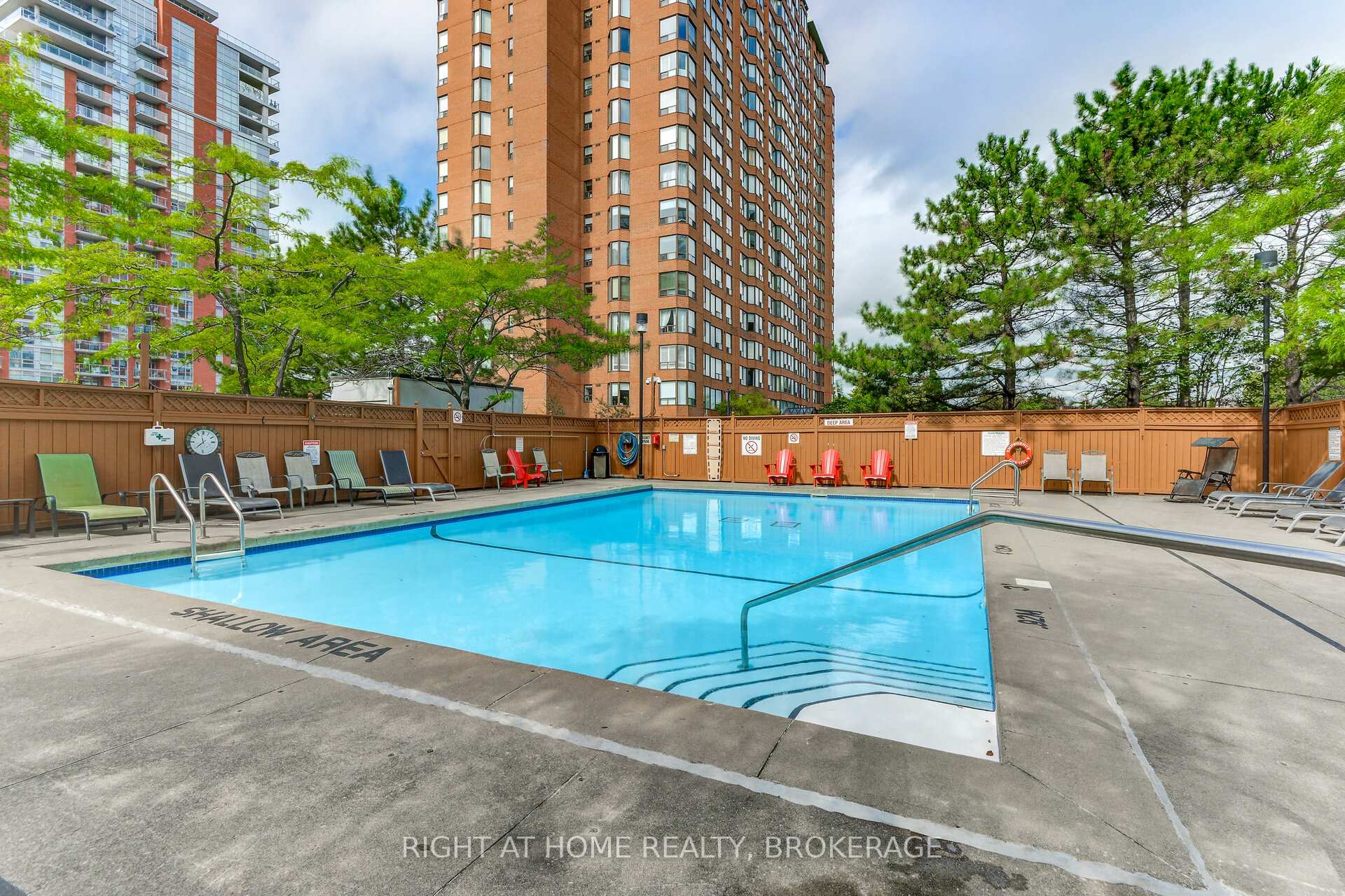3 Bedrooms Condo at 1276 Maple Crossing, Burlington For sale