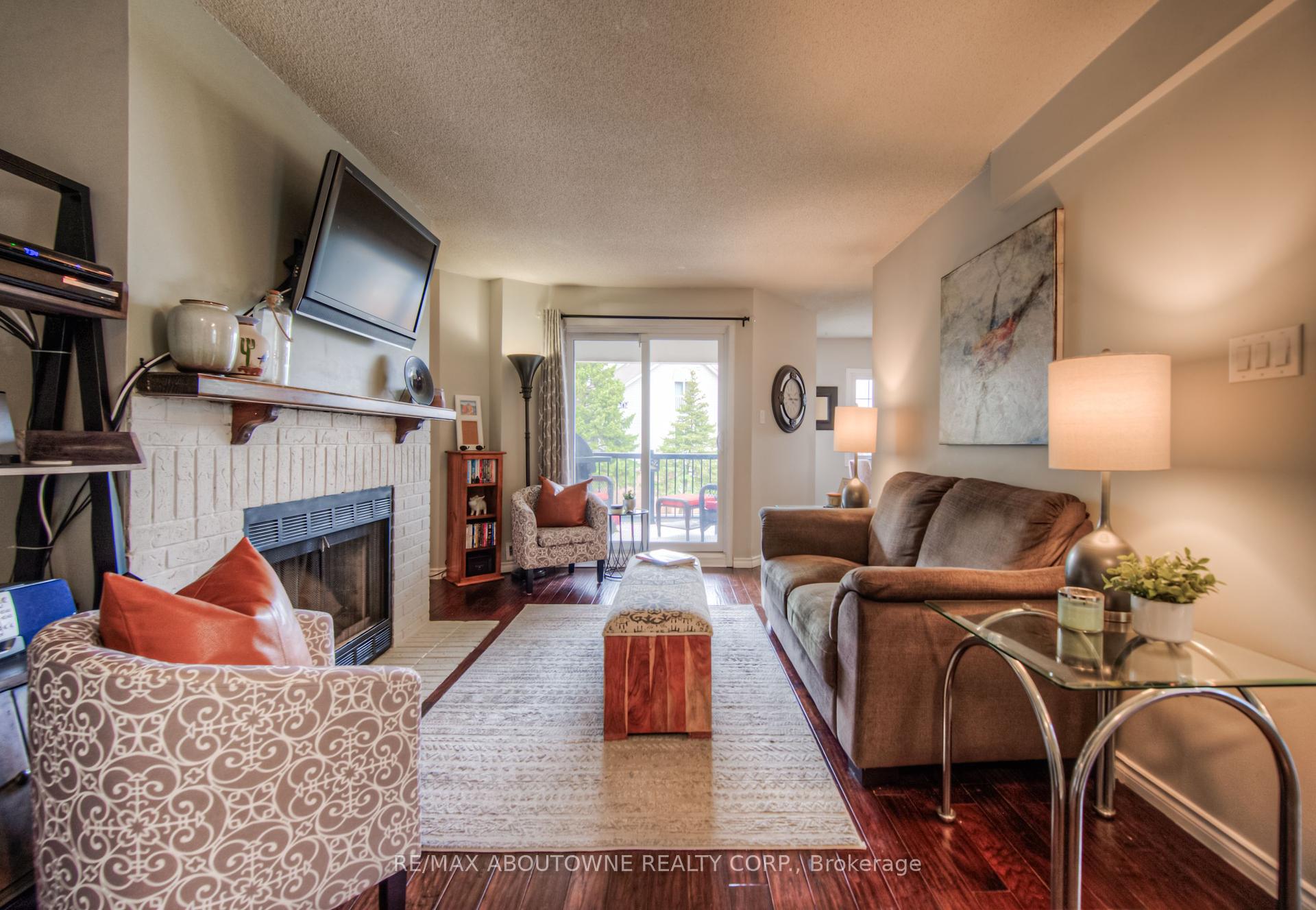 2 Bedrooms Condo at 2110 Cleaver, Burlington For sale