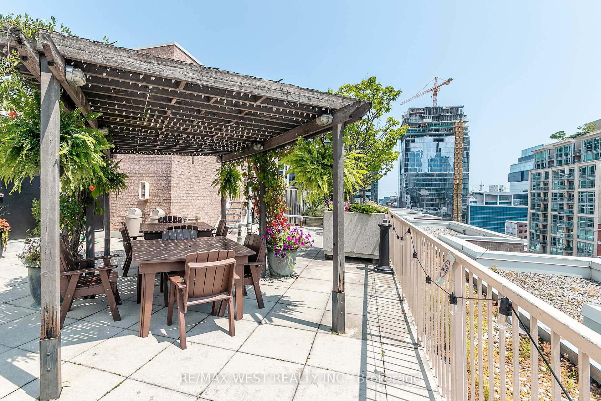 2 Bedrooms Condo at 330 Adelaide, Toronto For sale