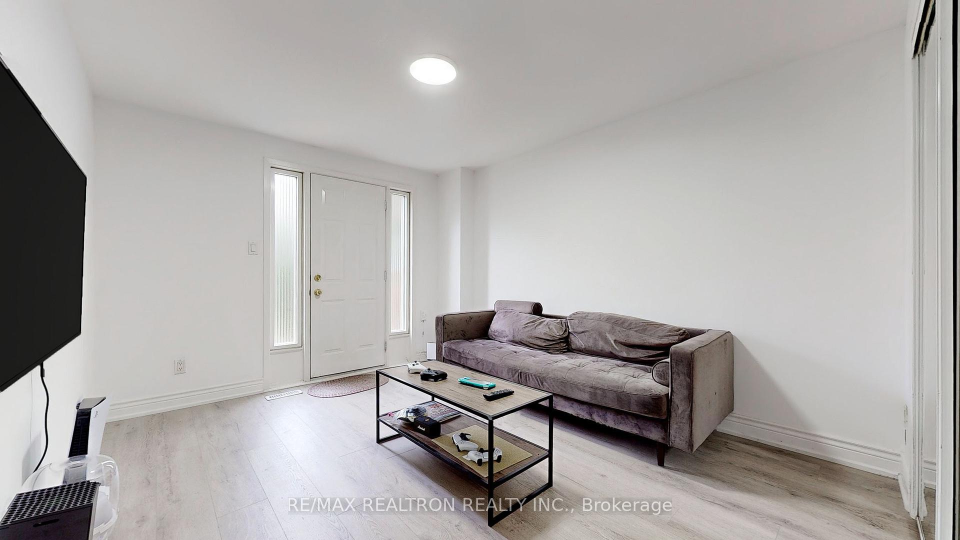 3 Bedrooms Condo at 1894 Kirkwall, Mississauga For sale