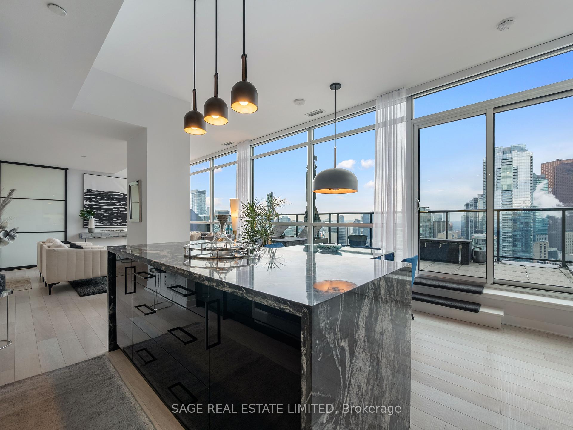 2 Bedrooms Condo at 290 Adelaide, Toronto For sale
