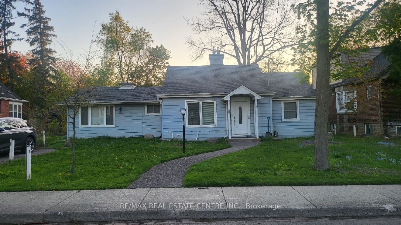 27 Hollywood Street N