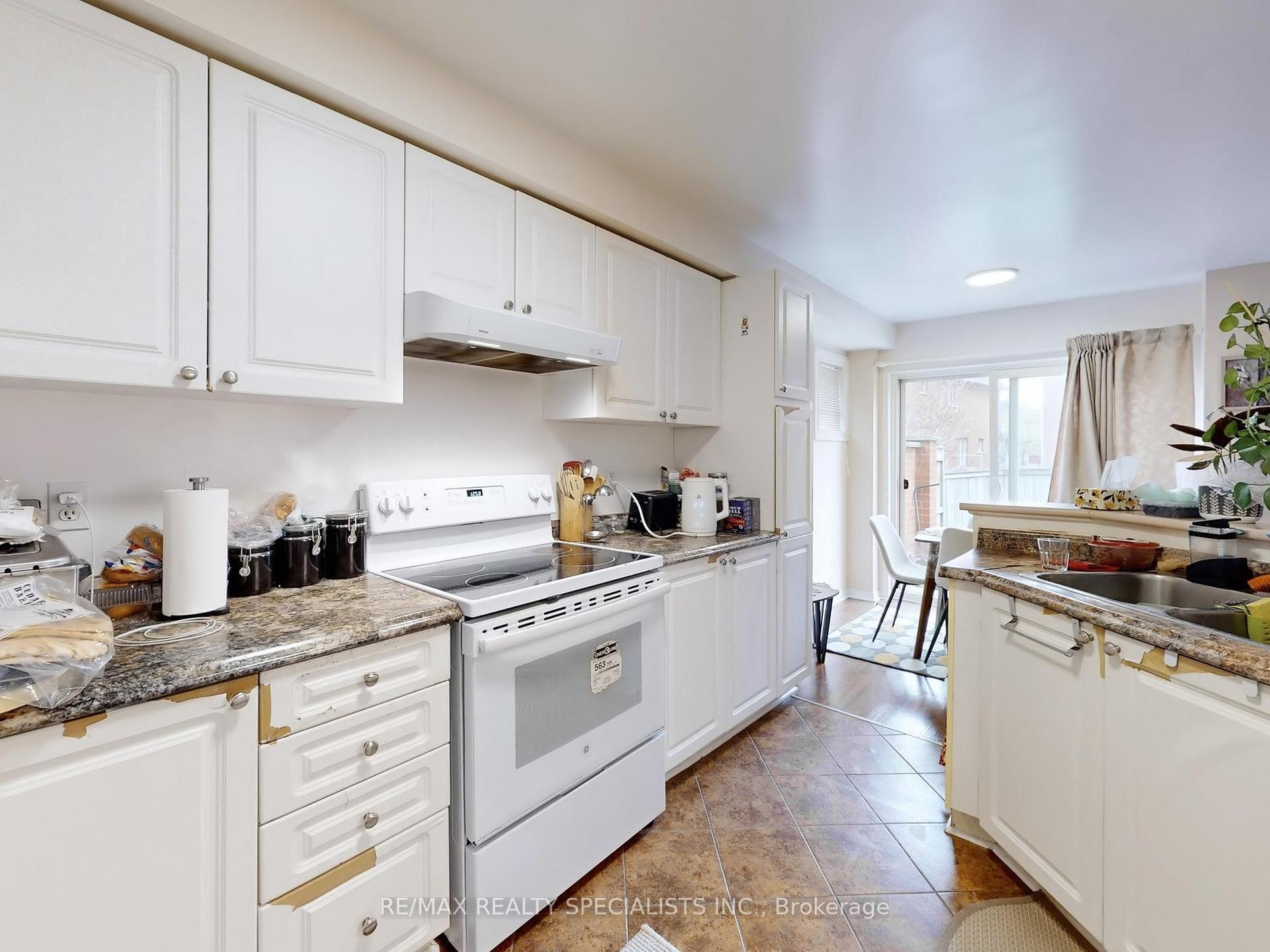 3 Bedrooms Condo at 5223 Fairford,  Mississauga For sale