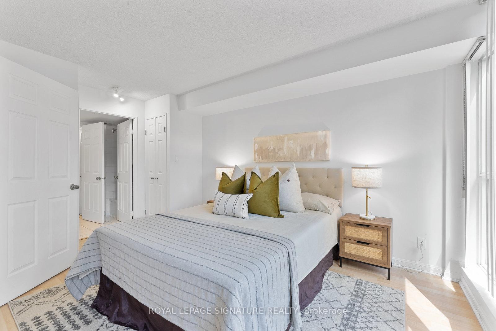 2 Bedrooms Condo at 24 Wellesley, Toronto For sale