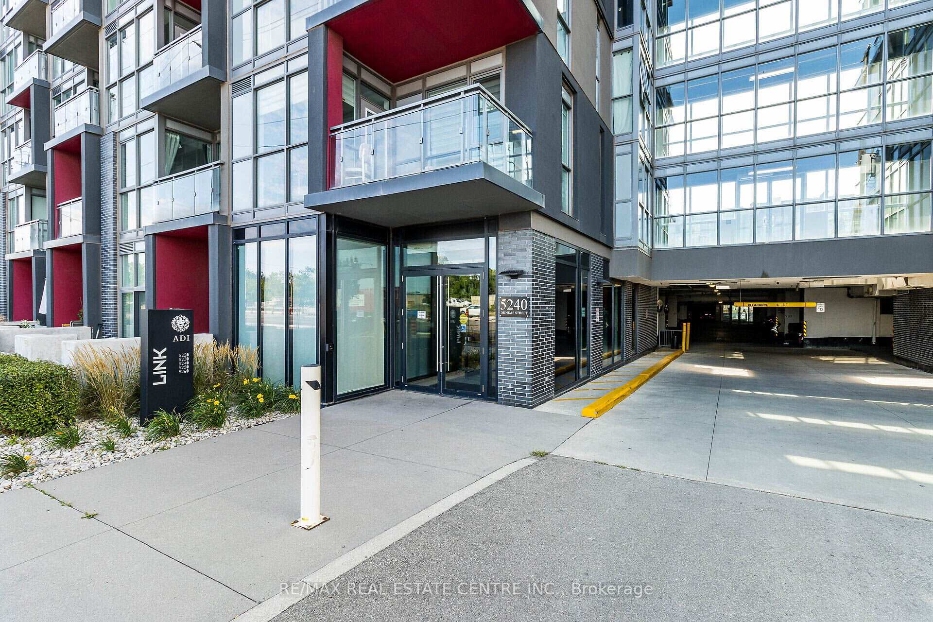 2 Bedrooms Condo at 5240 Dundas, Burlington For sale