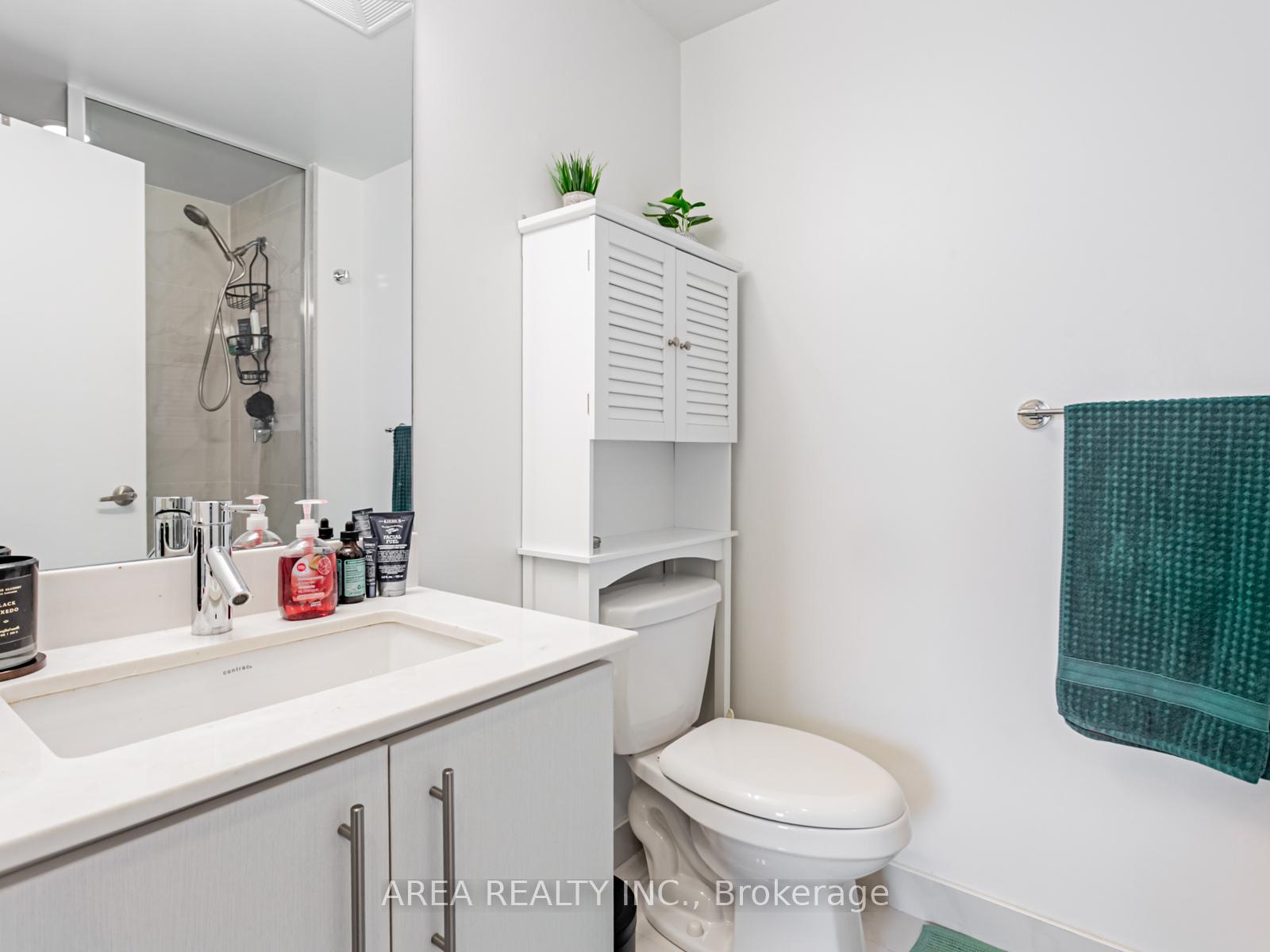 2 Bedrooms Condo at 58 Orchard View, Toronto For sale