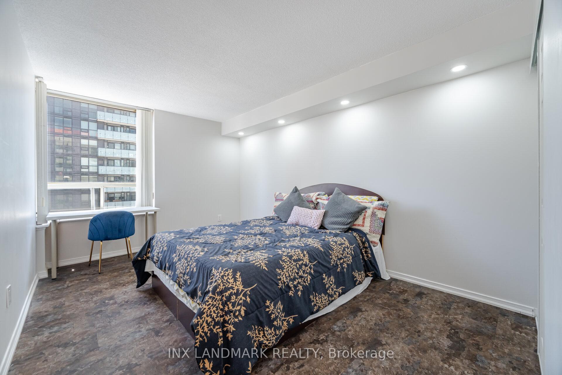3 Bedrooms Condo at 330 Rathburn, Mississauga For sale