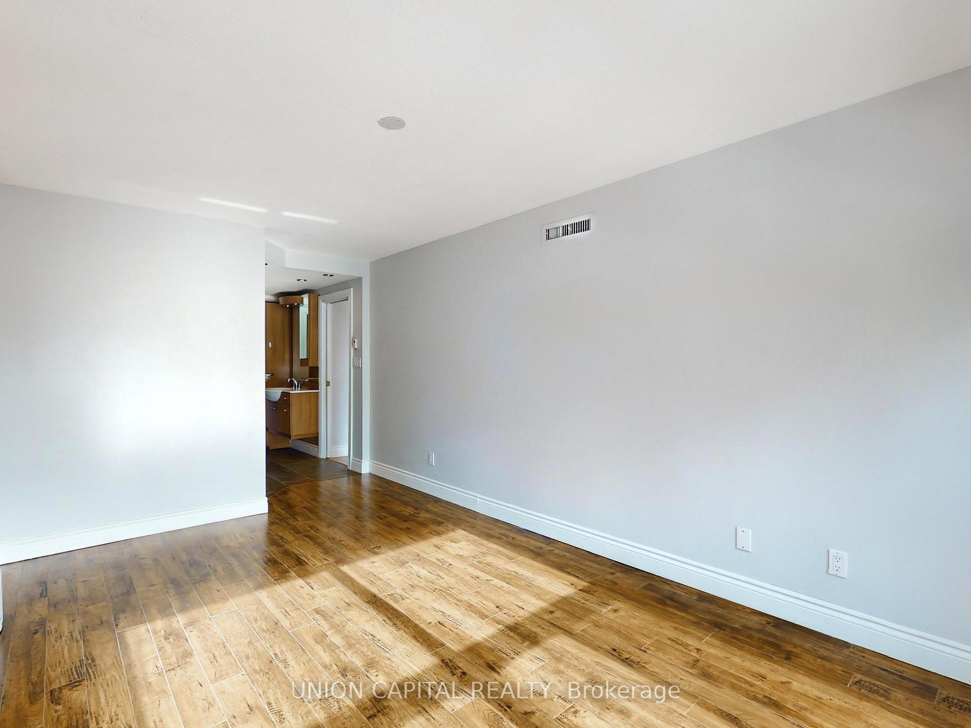 3 Bedrooms Condo at 28 Hollywood, Toronto For sale