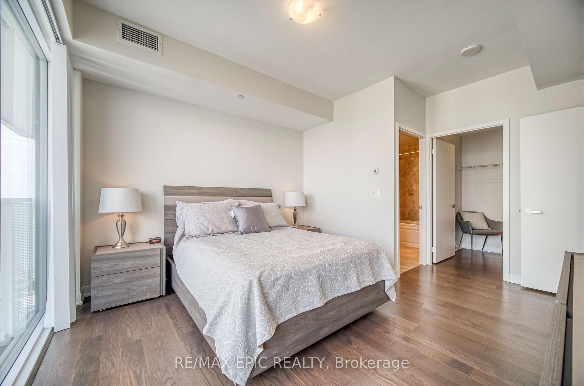 3 Bedrooms Condo at 88 Harbour,  Toronto For sale