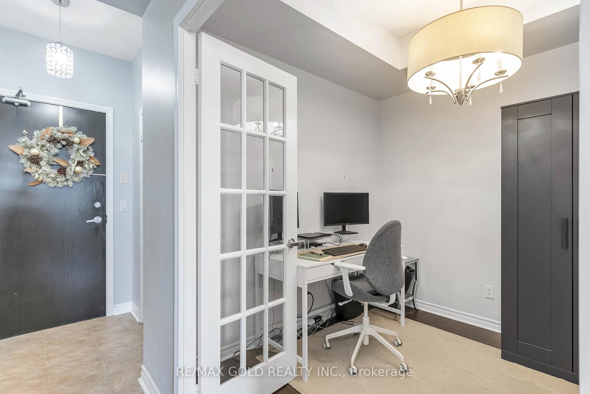 2 Bedrooms Condo at 388 Prince Of Wales, Mississauga For sale