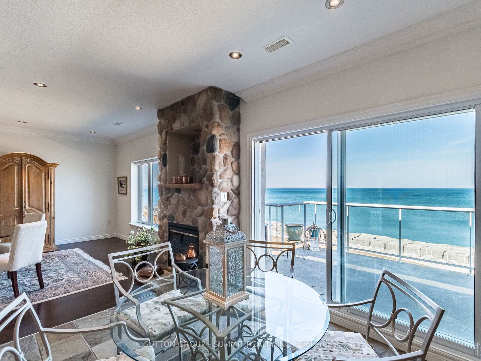 3 Bedrooms Condo at 484 Millen, Hamilton For sale