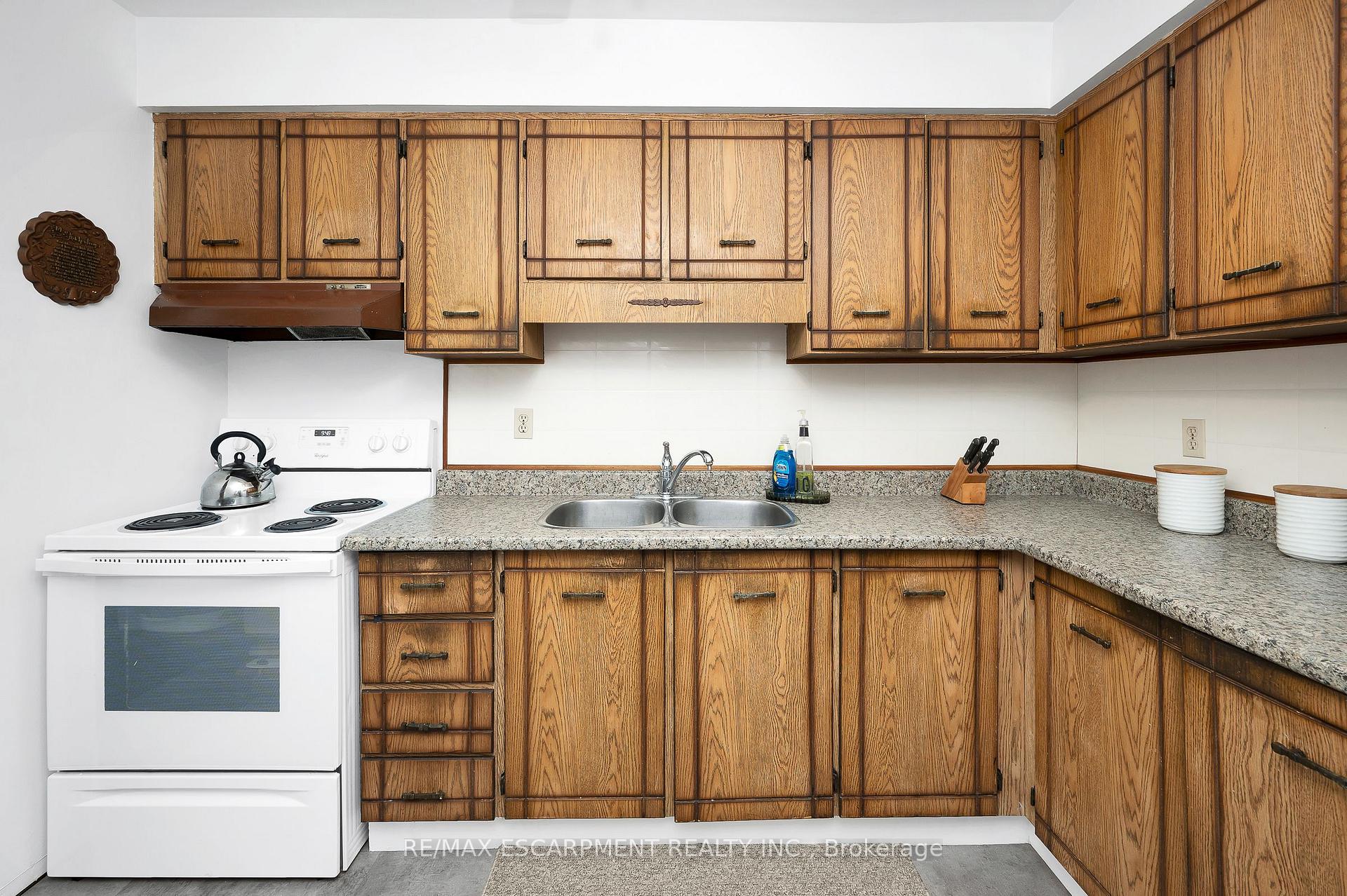 3 Bedrooms Condo at 5017 Pinedale, Burlington For sale