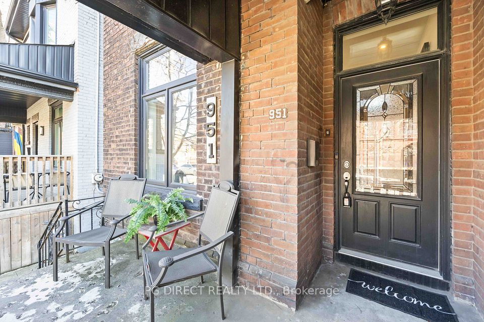 951 Dundas