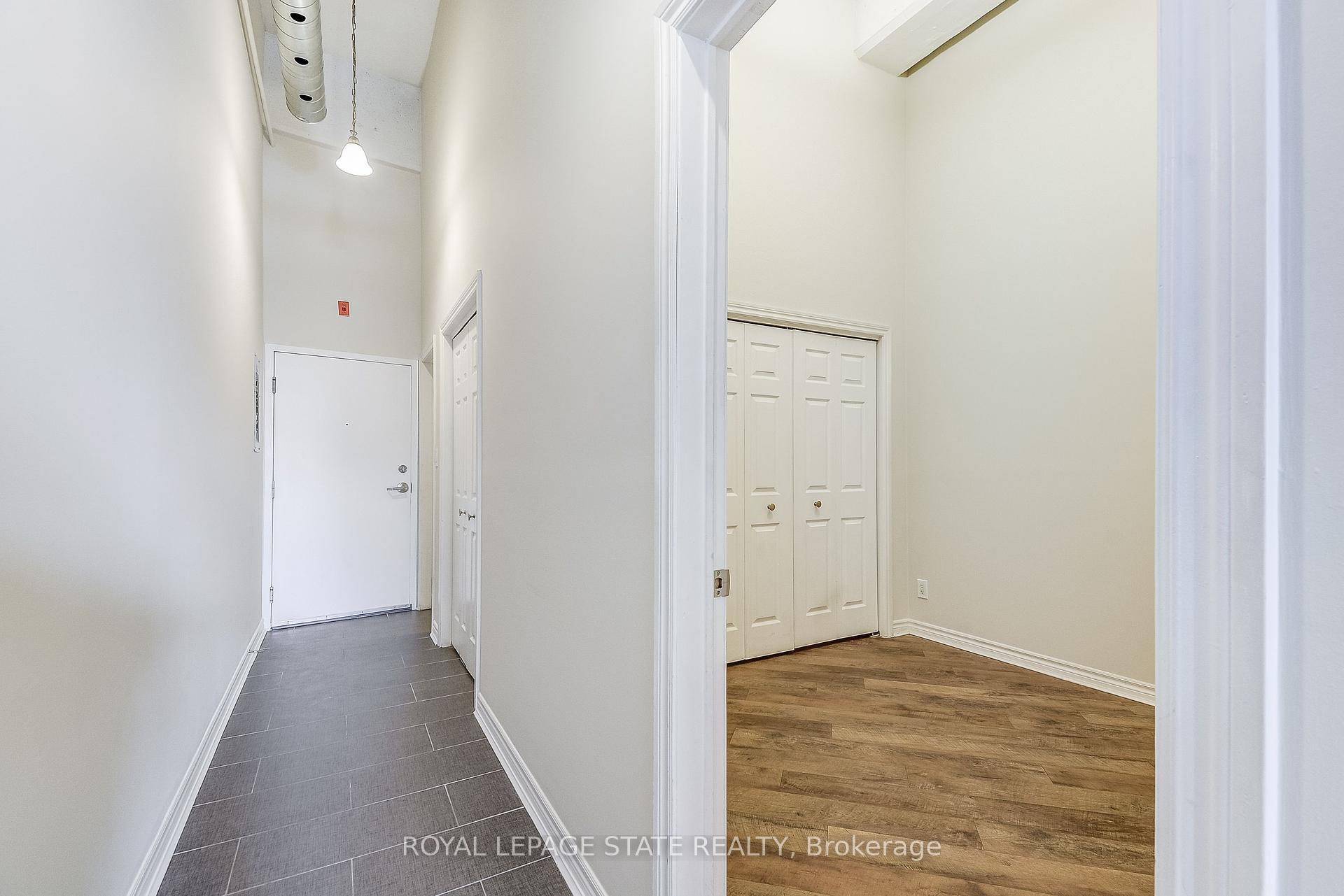 2 Bedrooms Condo at 80 King William, Hamilton For sale