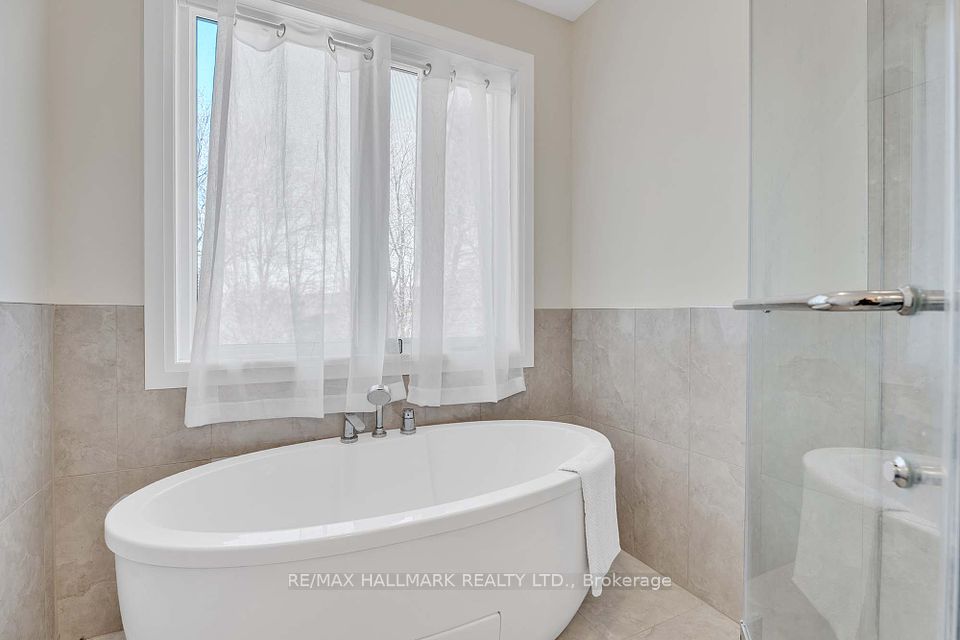 Ensuite with Free-Standing Bathtub &Walk-in Shower