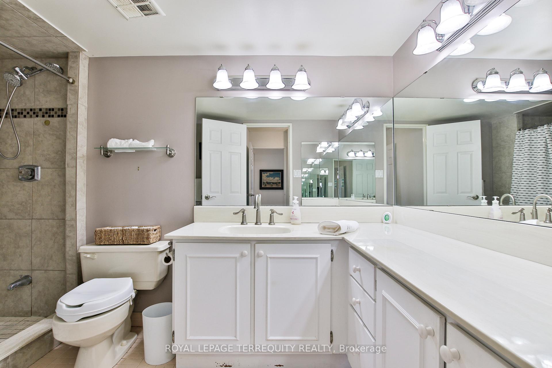 2 Bedrooms Condo at 75 Wynford Heights, Toronto For sale