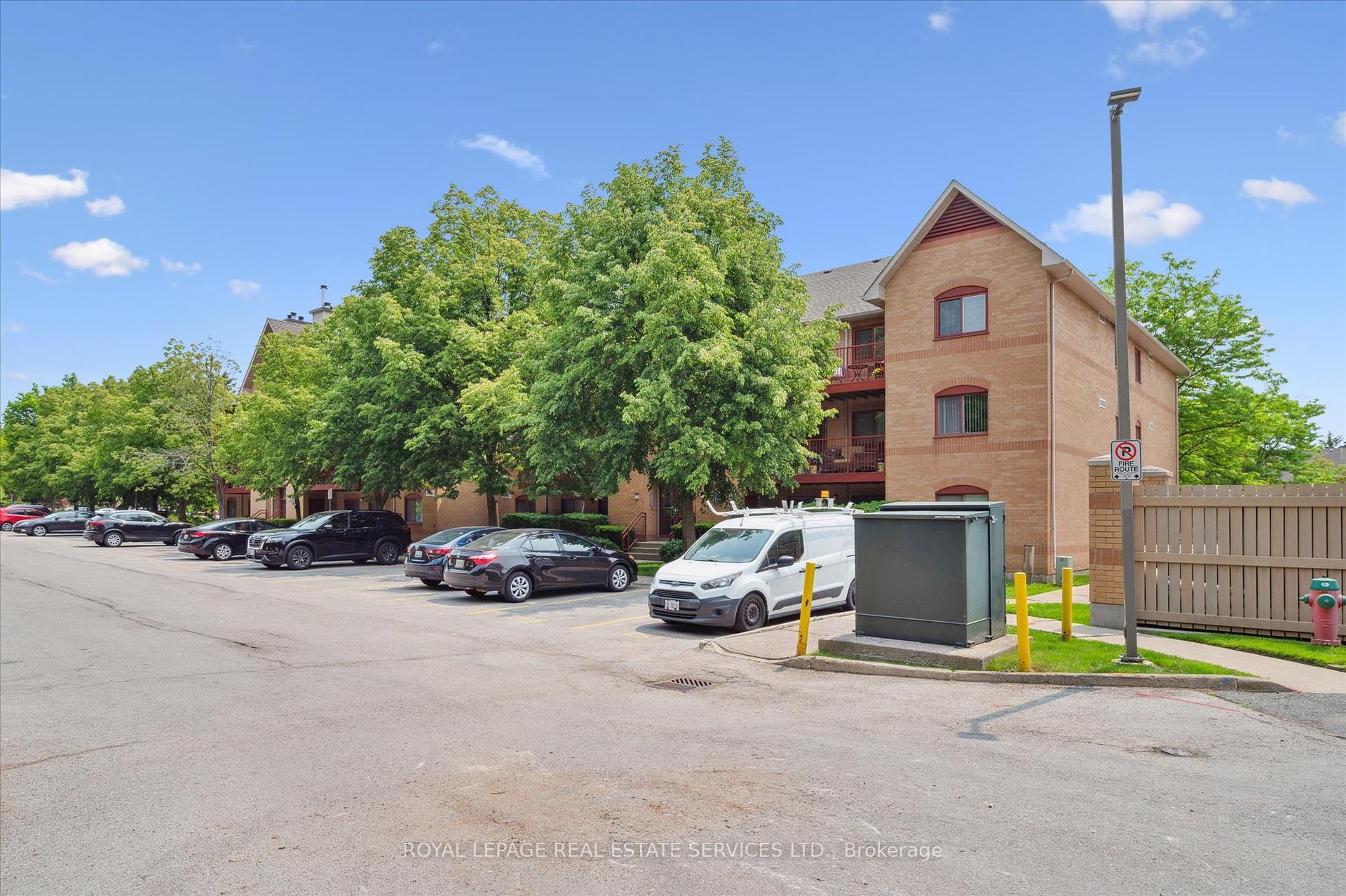 3 Bedrooms Condo at 1514 Pilgrims, Oakville For sale