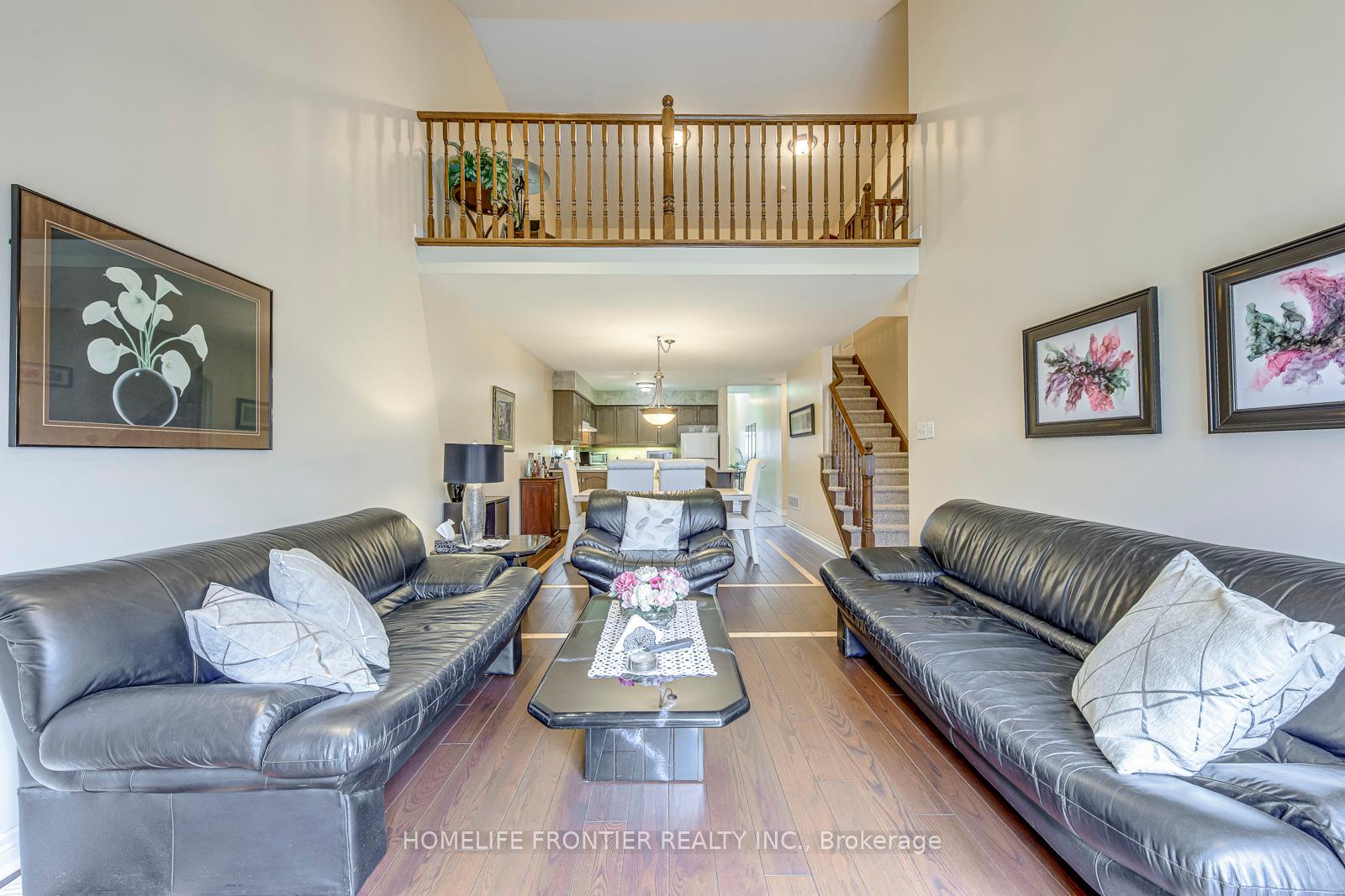 4 Bedrooms Condo at 90 Oakhampton,  Hamilton For sale
