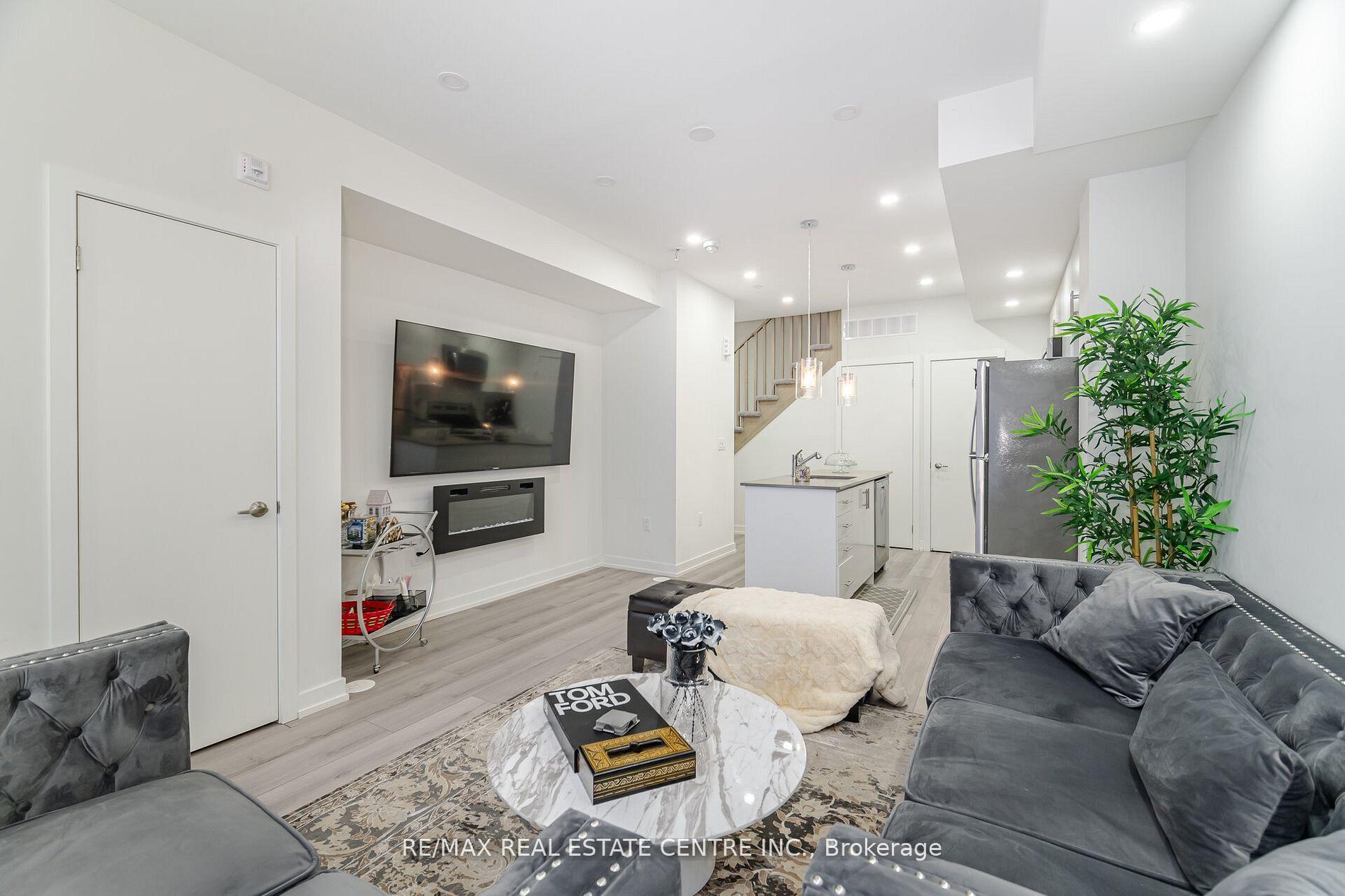 2 Bedrooms Condo at 3562 Colonial,  Mississauga For sale