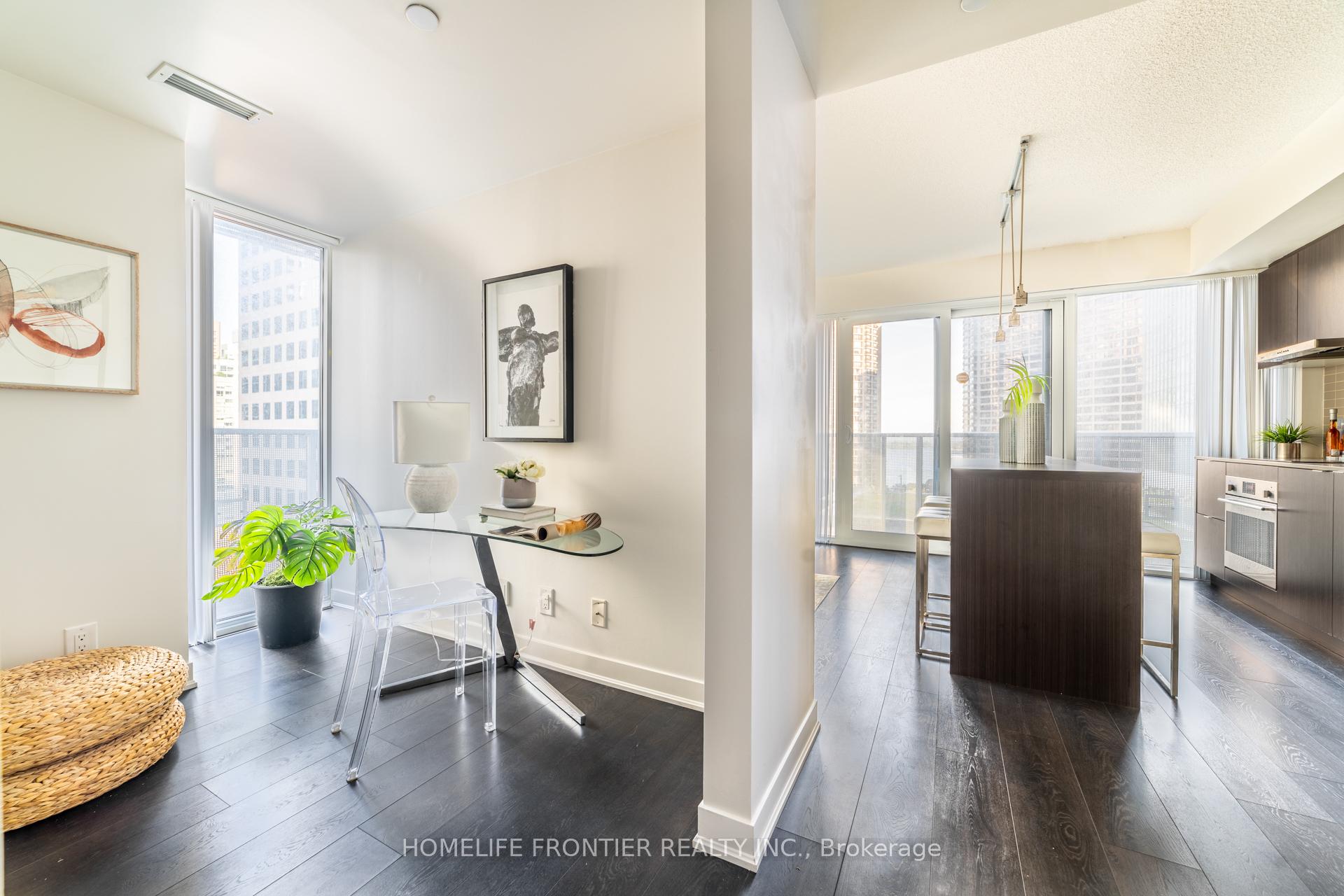2 Bedrooms Condo at 88 Harbour, Toronto For sale