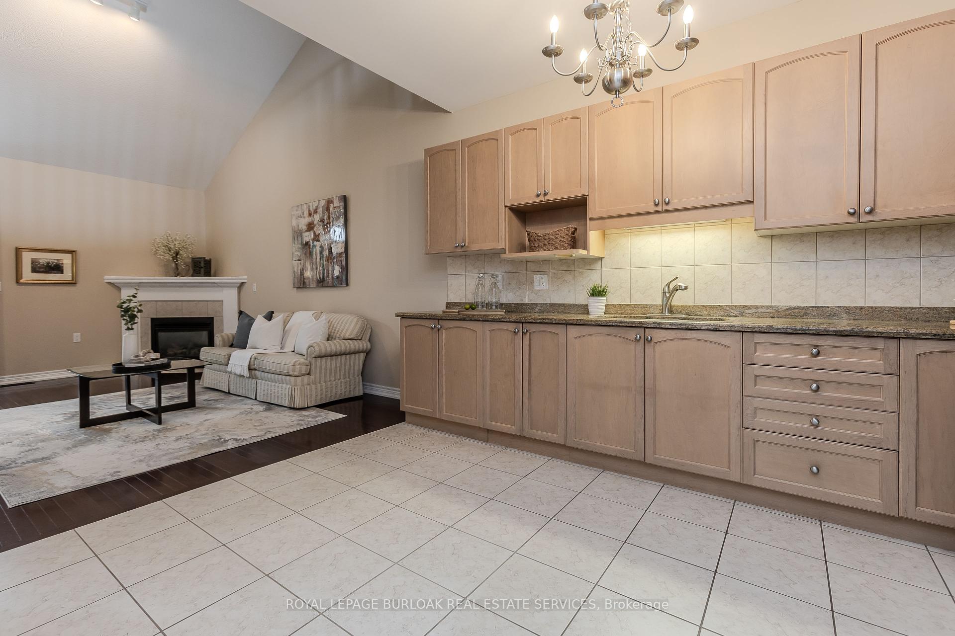 3 Bedrooms Condo at 2125 Itabashi, Burlington For sale