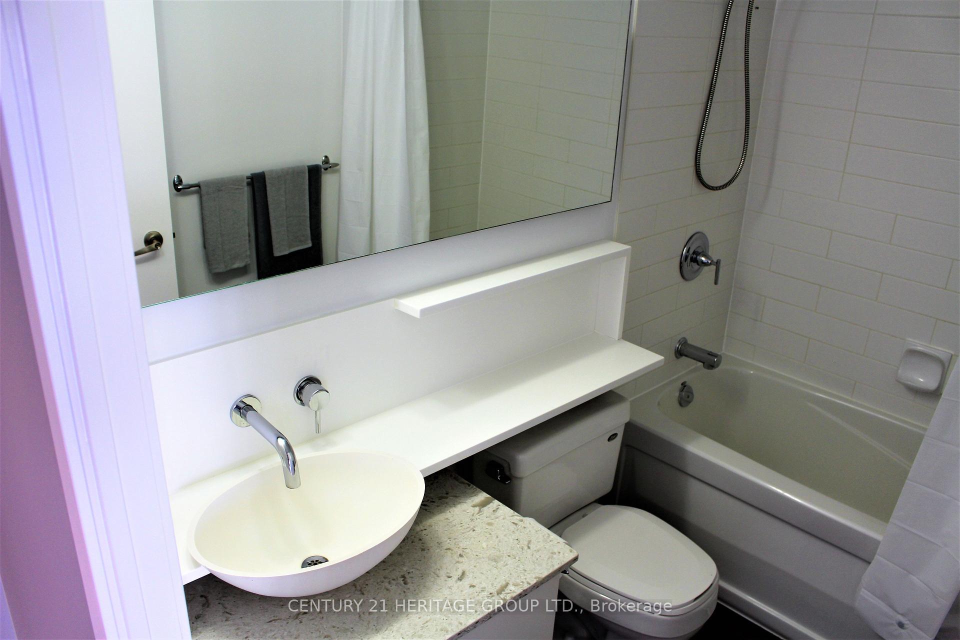 2 Bedrooms Condo at 15 Fort York, Toronto For sale