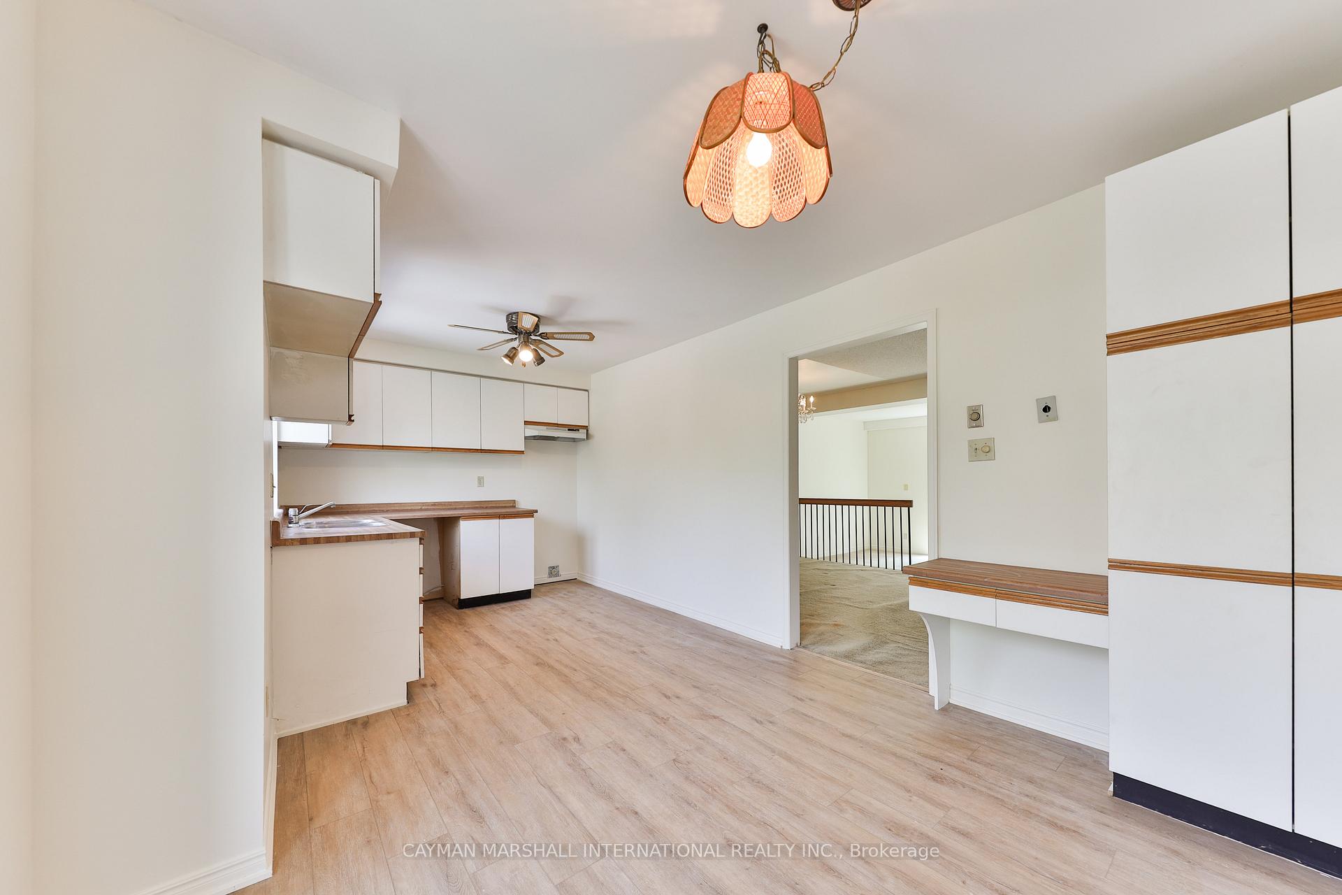 3 Bedrooms Condo at 1160 Walden, Mississauga For sale