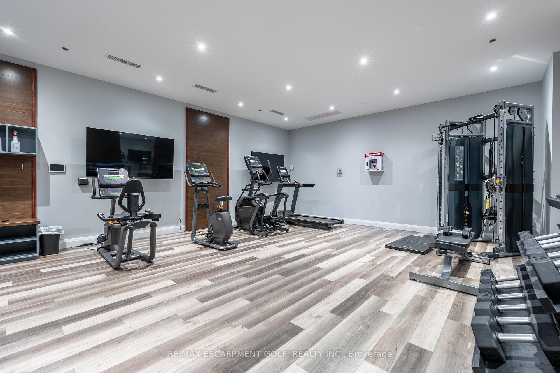 2 Bedrooms Condo at 1 Redfern, Hamilton For sale